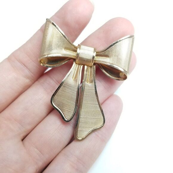 Vintage Avon Large Gold Tone Bow Shaped Brooch, Ribbon Lapel Pin, Retro - Picture 6 of 7